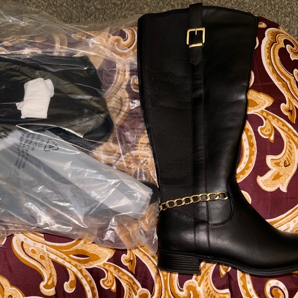 Black, flat boots with chain - Picture 1 of 4